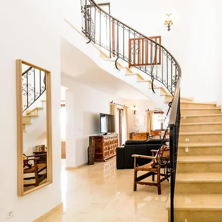 Βίλα Violetas, *